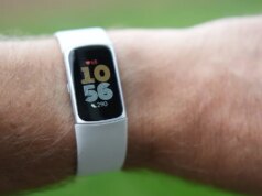 Utenti Fitbit: ora puoi caricare cartelle cliniche per ricevere consigli dall’intelligenza artificiale, ma è sicuro?