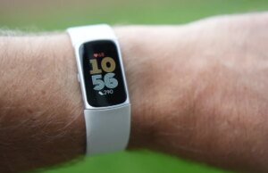 Utenti Fitbit: ora puoi caricare cartelle cliniche per ricevere consigli dall’intelligenza artificiale, ma è sicuro?