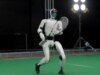 Il robotic gioca a tennis con gli umani in tempo reale