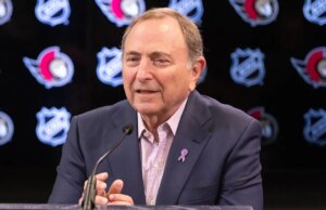 Il commissario della NHL Gary Bettman difende la squadra maschile degli Stati Uniti per la rappresentazione “ingiusta” della squadra femminile