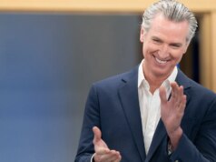 Katie Couric chiede a Gavin Newsom se essere “ridicolmente bello” è un problema