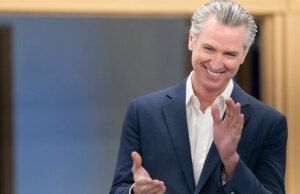 Katie Couric chiede a Gavin Newsom se essere “ridicolmente bello” è un problema