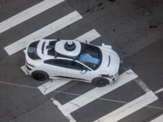 Un distretto scolastico ha cercato di aiutare i Waymos a fermarsi per gli autobus scolastici. Non ha funzionato