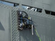 GUARDA: Sciami di robotic che si arrampicano sui muri strisciano sulle navi da guerra della Marina americana mentre la flotta cinese aumenta