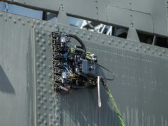 GUARDA: Sciami di robotic che si arrampicano sui muri strisciano sulle navi da guerra della Marina americana mentre la flotta cinese aumenta