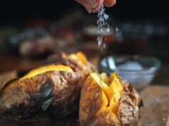 Puoi preparare una patata al forno in 12 minuti con questo trucco