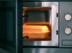 Questo errore comune in cucina potrebbe essere l’aggiunta di microplastica al cibo