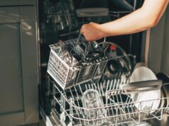 Smetti di risciacquare i piatti prima di metterli in lavastoviglie. Oltre advert altri 11 suggerimenti