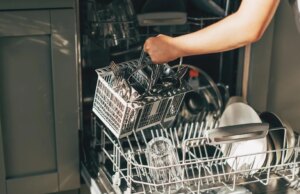 Smetti di risciacquare i piatti prima di metterli in lavastoviglie. Oltre advert altri 11 suggerimenti