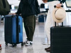 Le compagnie aeree emettono esenzioni di viaggio mentre il caos aeroportuale si allarga a causa della chiusura