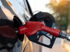 Trump rinuncia alle normative estive sulla benzina per abbassare i prezzi del carburante