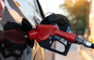 Trump rinuncia alle normative estive sulla benzina per abbassare i prezzi del carburante