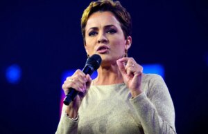 Il giudice annulla le azioni di Kari Lake come amministratore delegato advert interim dell’agenzia di media statunitense