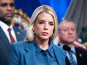 Il comitato di sorveglianza della Digicam vota per citare in giudizio Bondi per testimoniare nell’indagine Epstein