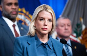 Il comitato di sorveglianza della Digicam vota per citare in giudizio Bondi per testimoniare nell’indagine Epstein