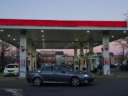 I prezzi del petrolio stanno diminuendo, i prezzi del fuel no. Ecco perché.
