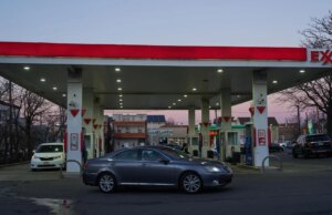 I prezzi del petrolio stanno diminuendo, i prezzi del fuel no. Ecco perché.