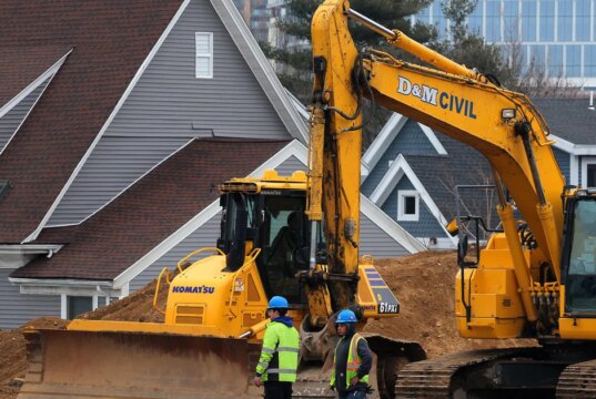 Il Senato approva un’ampia legge bipartisan sull’edilizia abitativa, ma permangono ostacoli alla Digicam