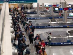 I viaggiatori devono affrontare lunghe code negli aeroporti perché i lavoratori della TSA non ricevono l’intero stipendio