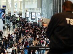 Gli ufficiali della TSA vendono plasma per sbarcare il lunario mentre i viaggiatori perdono i voli