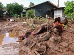 Quasi 200 persone salvate dalle case e dalle auto alle Hawaii in mezzo a gravi inondazioni