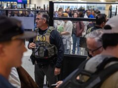 Le linee TSA all’aeroporto di Houston sono un incubo di 3 piani a causa della carenza di personale