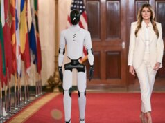 Melania Trump scortata da un robotic umanoide parlante al Tech Summit della Casa Bianca