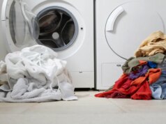 Probabilmente stai usando troppo detersivo. Un esperto spiega perché non va bene