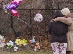 Madre dell’Ohio accusata dell’omicidio di due figlie trovate sepolte in valigie vicino a Cleveland