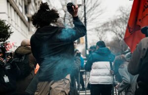 Un video drammatico mostra la polizia di New York che affronta un uomo che ha lanciato un “dispositivo acceso” vicino alla casa del sindaco di New York durante uno scontro di protesta