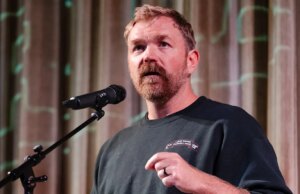 Graham Platner sostiene che gli elettori preoccupati per gli atleti trans sono “manipolati dai miliardari”