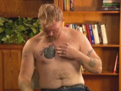 Warren ha avvertito che il tatuaggio di Hegseth lo rendeva una potenziale “minaccia” – ora sostiene il candidato con inchiostro legato ai nazisti