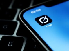 Adolescenti denunciano xAI per immagini sessualizzate generate da Grok