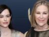 Come Catherine O’Hara ed Emily Hampshire hanno contribuito a ottenere una carta verde statunitense