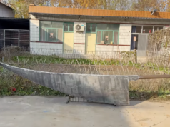 YouTuber risolve un disaccordo fraterno con l’escavatore e una spada esilarantemente grande