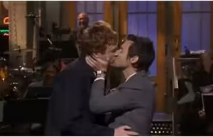 “Questo è queerbaiting”: Harry Kinds suggella il monologo del Saturday Evening Reside baciando inaspettatamente il comico