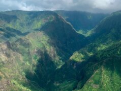 Un elicottero si schianta nell’oceano al largo delle Hawaii, provocando numerosi morti e feriti