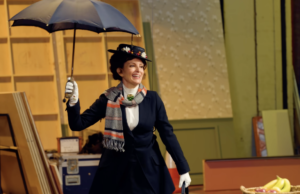 Il primo promo di SNL UK prende in giro Tina Fey come prima conduttrice ospite