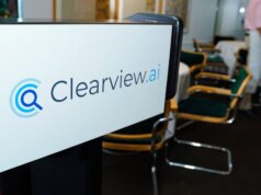 Il riconoscimento facciale tramite intelligenza artificiale ha portato una nonna a essere ingiustamente incarcerata