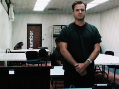 I giurati hanno mostrato la bodycam della dannata moglie del dottore, la roccia che lui avrebbe usato per colpirla durante l’attacco sulla scogliera