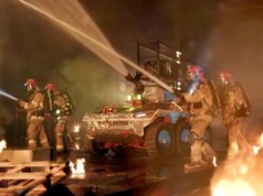 I vigili del fuoco robotic entrano per primi negli edifici in fiamme