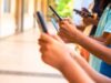 Oltre la metà dei paesi hanno vietato i telefoni nelle scuole: UNESCO