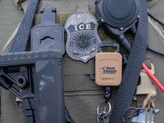 Immigrato illegale dal Venezuela apprende la condanna per aver morso un agente dell’ICE, con ferita vista nella foto