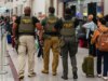 Gli agenti federali dell’immigrazione hanno filmato gli arresti in aeroporto mentre Trump chiama l’ICE per alleviare i ritardi nelle linee di sicurezza