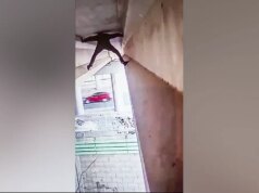 Un messicano tenta di entrare illegalmente negli Stati Uniti attraverso la parte inferiore del ponte