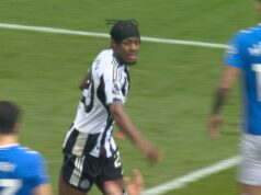 Il colpo di testa di Elanga vola di poco sopra la traversa!