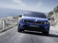 La BMW i3 è una berlina elettrica con ampia autonomia e ricarica superveloce