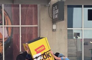 Il distributore automatico di arte guerrigliera Anti-Elon Musk va al SXSW di Austin