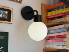 Non ho dovuto forare queste luci intelligenti adatte agli affittuari nel mio muro e le adoro per questo