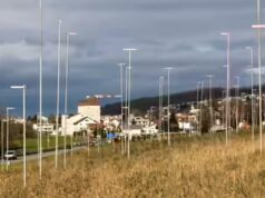 Edifici invisibili: perché la Svizzera delimita le case con pali alti settimane prima della costruzione